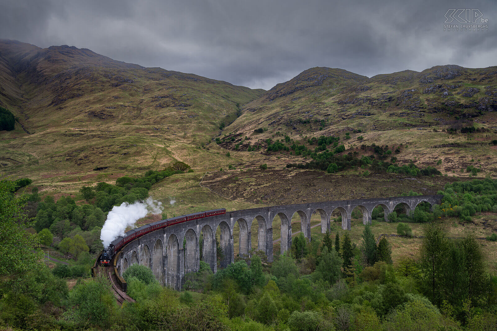 Glenfinnan Viaduct - The Jacobite Next to the Glenfinann Monument there is also the railway viaduct. It was built between July 1897 and October 1898 and is one of the most important structures on the railway. The 380 meter long structure consists of 21 spans, which reach up to 30 meters high. In summer, the tourist train 'The Jacobite' with steam locomotives runs daily between Fort William and Mallaig. Many film scenes were filmed on the Glenfinnan Viaduct, including several Harry Potter films in which the Hogwarts Express plays an important role. Stefan Cruysberghs